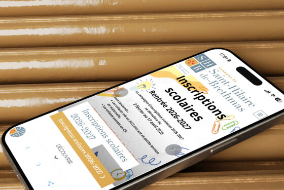 Application mobile Place du Village affichée sur iPhone — interface aux couleurs de la commune avec actualités, agenda et notifications push