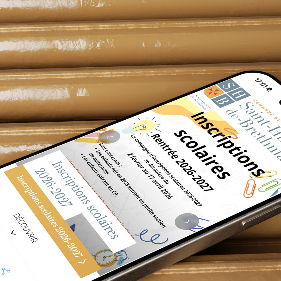Application mobile Place du Village affichée sur iPhone — interface aux couleurs de la commune avec actualités, agenda et notifications push