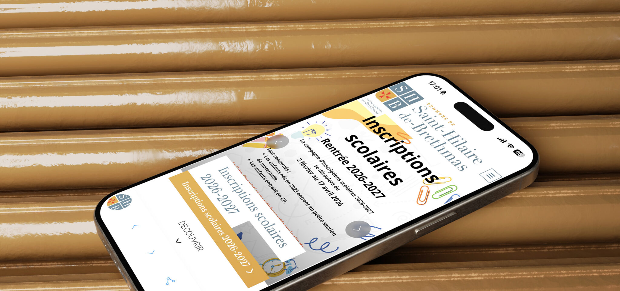 Application mobile Place du Village affichée sur iPhone — interface aux couleurs de la commune avec actualités, agenda et notifications push