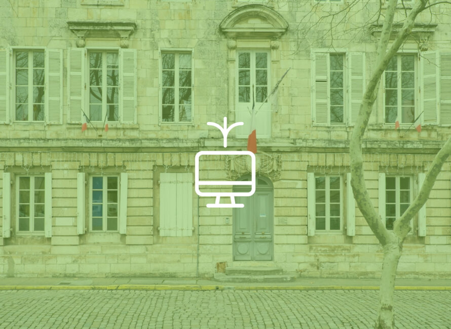 Façade de mairie — communiqué de presse lancement Place du Village avec la commune de Clarensac
